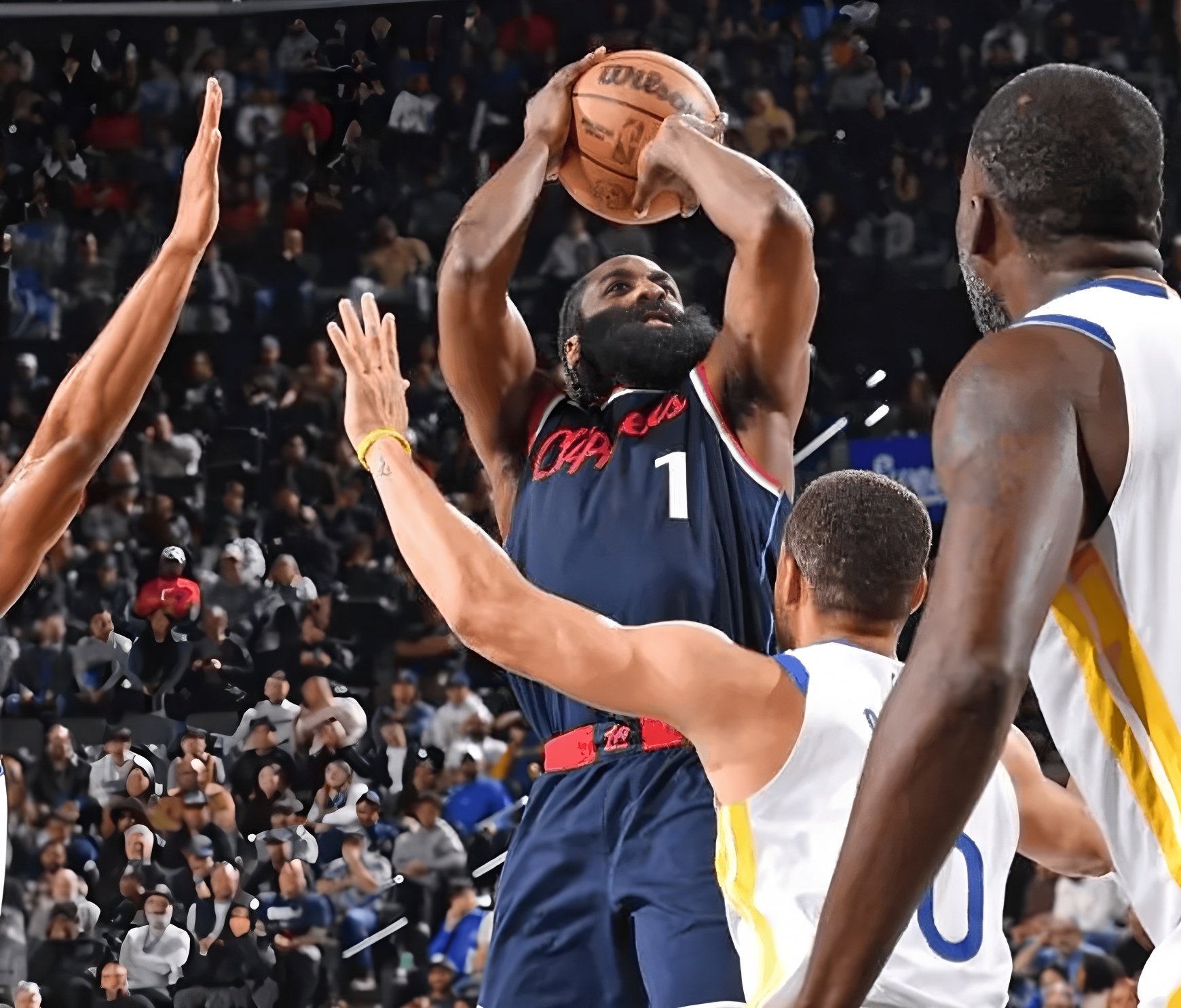 詹姆斯在RNG比赛中险胜斯图加特围绕NBA季后赛单刀错失之后，费耶诺德再遭质疑备战意大利杯